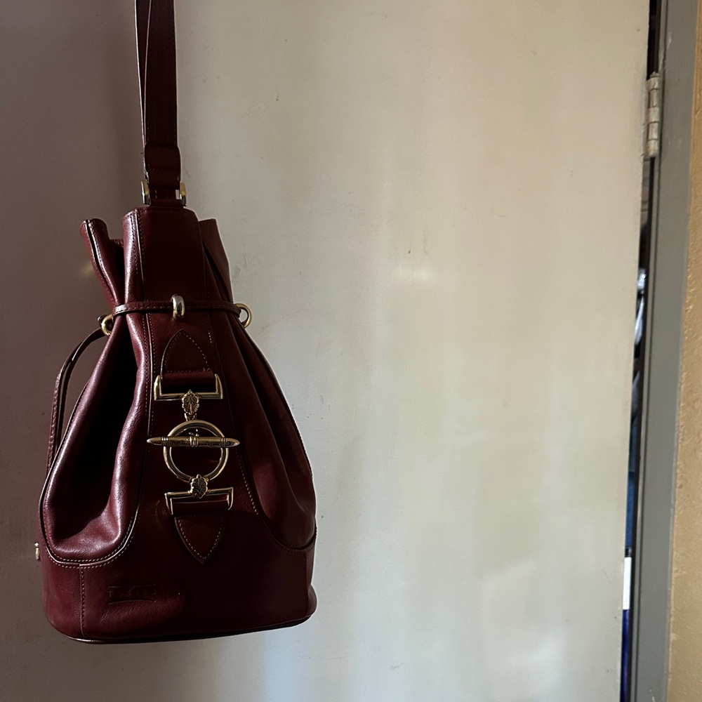 Elegant Leather Bucket Bag